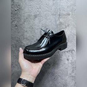 Мужские лоферы Prada 2023 ранней осени с треугольным логотипом. О