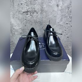 Мужские лоферы Prada 2023 ранней осени с треугольным логотипом. О