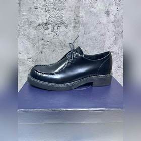 Мужские лоферы Prada 2023 ранней осени с треугольным логотипом. О