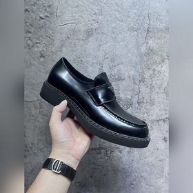 Мужские лоферы Prada 2023 ранней осени с треугольным логотипом. О