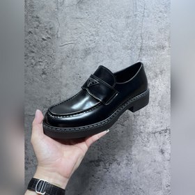 Мужские лоферы Prada 2023 ранней осени с треугольным логотипом. О