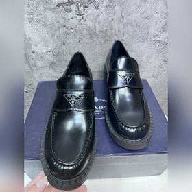 Мужские лоферы Prada 2023 ранней осени с треугольным логотипом. О