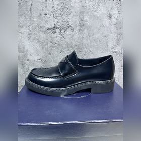 Мужские лоферы Prada 2023 ранней осени с треугольным логотипом. О
