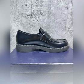 Мужские лоферы Prada 2023 ранней осени с треугольным логотипом. О