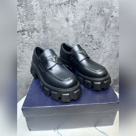 Новый треугольный логотип Prada из эмали, туфли с круглым носком,