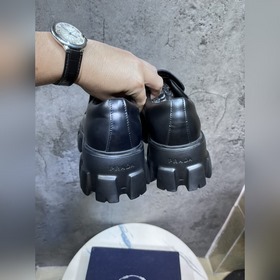 Новый треугольный логотип Prada из эмали, туфли с круглым носком,