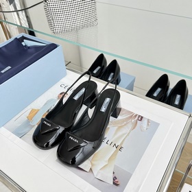 Сандалии Prada с треугольным логотипом и толстым каблуком Материа