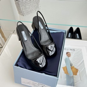 Сандалии Prada с треугольным логотипом и толстым каблуком Материа