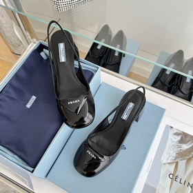 Сандалии Prada с треугольным логотипом и толстым каблуком Материа