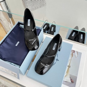 Prada Треугольные туфли на толстом каблуке с ремешком | Уровень п