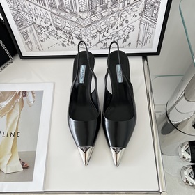 Prada. Туфли на каблуке с заостренным носком и ремешком сзади Мат