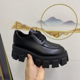 Обновленная версия популярной классической обуви Prada на толстой