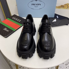 Обновленная версия популярной классической обуви Prada на толстой