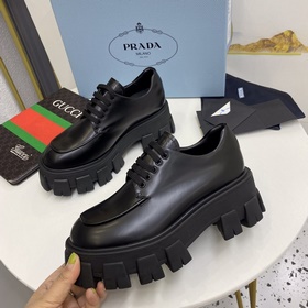 Обновленная версия популярной классической обуви Prada на толстой
