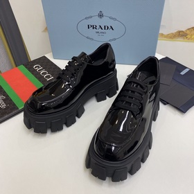 Обновленная версия популярной классической модели Prada на толсто