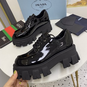 Обновленная версия популярной классической модели Prada на толсто