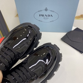 Обновленная версия популярной классической модели Prada на толсто