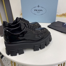 Обновленная версия популярной классической модели Prada на толсто