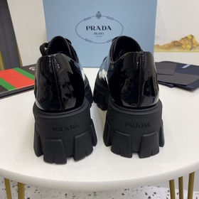 Обновленная версия популярной классической модели Prada на толсто