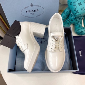 Новинка Prada | Кожаные туфли на каблуке с ремешком и треугольным