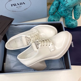 Новинка Prada | Кожаные туфли на каблуке с ремешком и треугольным