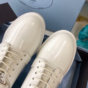 Новинка Prada | Кожаные туфли на каблуке с ремешком и треугольным