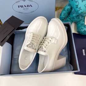 Новинка Prada | Кожаные туфли на каблуке с ремешком и треугольным