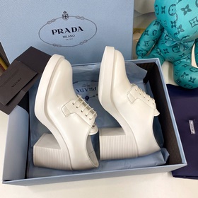 Новинка Prada | Кожаные туфли на каблуке с ремешком и треугольным