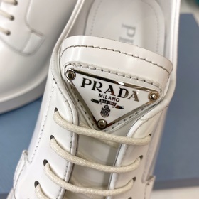 Новинка Prada | Кожаные туфли на каблуке с ремешком и треугольным