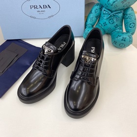 Новинка Prada | Кожаные туфли на каблуке с ремешком и треугольным