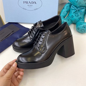 Новинка Prada | Кожаные туфли на каблуке с ремешком и треугольным