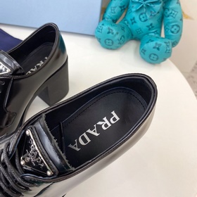 Новинка Prada | Кожаные туфли на каблуке с ремешком и треугольным