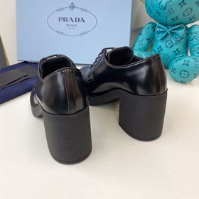 Новинка Prada | Кожаные туфли на каблуке с ремешком и треугольным