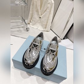 Prada 2023 Новогодний ретро-модель с треугольной пряжкой и толсто