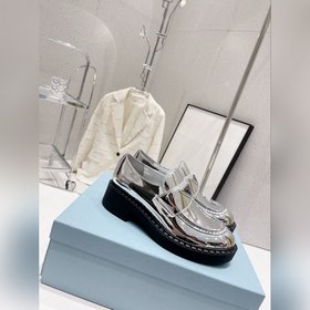 Prada 2023 Новогодний ретро-модель с треугольной пряжкой и толсто
