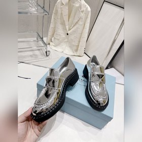 Prada 2023 Новогодний ретро-модель с треугольной пряжкой и толсто
