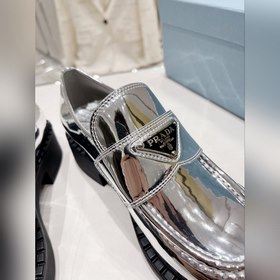 Prada 2023 Новогодний ретро-модель с треугольной пряжкой и толсто