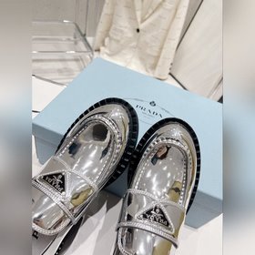 Prada 2023 Новогодний ретро-модель с треугольной пряжкой и толсто
