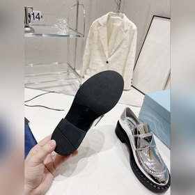 Prada 2023 Новогодний ретро-модель с треугольной пряжкой и толсто