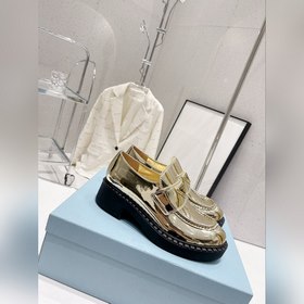 Prada 2023 Новогодняя коллекция. Ретро-лодочки с треугольной пряж