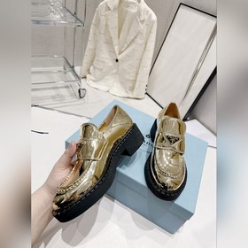 Prada 2023 Новогодняя коллекция. Ретро-лодочки с треугольной пряж