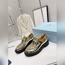 Prada 2023 Новогодняя коллекция. Ретро-лодочки с треугольной пряж