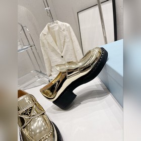 Prada 2023 Новогодняя коллекция. Ретро-лодочки с треугольной пряж