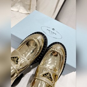 Prada 2023 Новогодняя коллекция. Ретро-лодочки с треугольной пряж