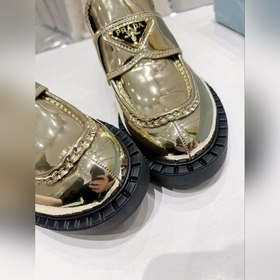 Prada 2023 Новогодняя коллекция. Ретро-лодочки с треугольной пряж