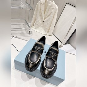 Prada 2023 Новогодняя коллекция. Ретро-лодочки на толстой подошве