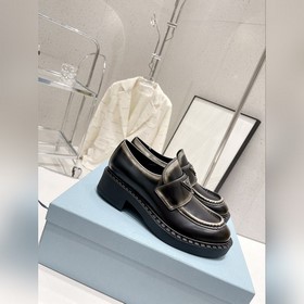 Prada 2023 Новогодняя коллекция. Ретро-лодочки на толстой подошве
