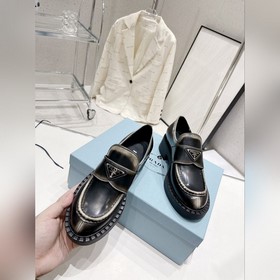Prada 2023 Новогодняя коллекция. Ретро-лодочки на толстой подошве