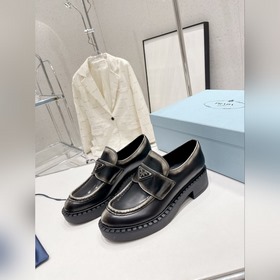 Prada 2023 Новогодняя коллекция. Ретро-лодочки на толстой подошве