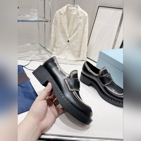 Prada 2023 Новогодняя коллекция. Ретро-лодочки на толстой подошве